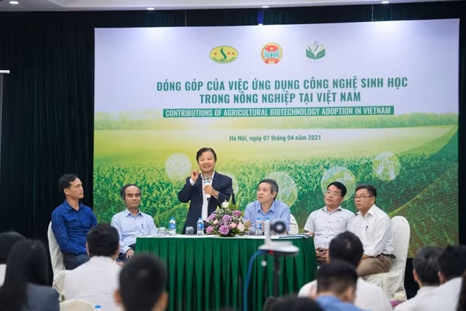 Các chuyên gia thảo luận về lợi ích và tiềm năng của cây trồng công nghệ sinh học.