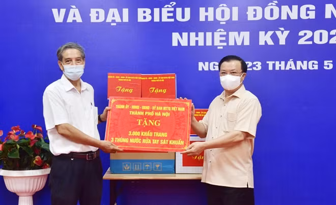 Thành uỷ Hà Nội đã trao tặng các địa phương, đơn vị tổng cộng 12.000 khẩu trang, 12 thùng dung dịch khử khuẩn và một số mũ chắn giọt bắn, găng tay y tế. Ảnh: Viết Thành.