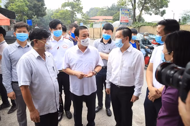Lãnh đạo TP Hà Nội làm việc với huyện Đông Anh về phòng chống dịch COVID-19.