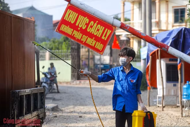 Phun khử trùng mọi phương tiện, người, đồ vật từ bên trong khu cách ly ra ngoài. Riêng người dân nếu không được sự cho phép hoặc có nhiệm vụ đặc biệt thì hoàn toàn phải ở bên trong khu vực được cách ly. Tại các chốt kiểm soát y tế, luôn túc trực lực lượng công an, đoàn viên thanh niên, quân đội và y tế.