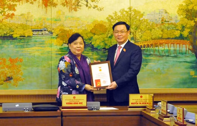 Trưởng đoàn đại biểu Quốc hội thành phố Hà Nội Vương Đình Huệ trao Kỷ niệm chương cho đại biểu Nguyễn Thị Bích Ngọc.