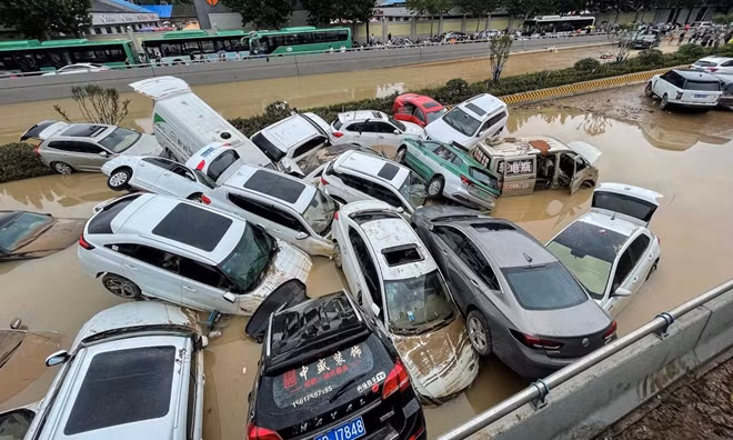 Nhiều ô tô hư hỏng vì nước lũ ở Trịnh Châu, tỉnh Hà Nam hôm 21/7. Ảnh: AFP.
