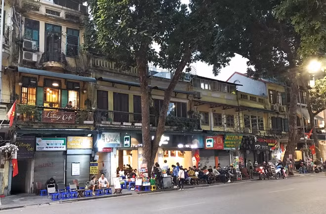 Một số quán cà phê trên phố Hàng Khay lấn chiếm vỉa hè bán hàng (ảnh chụp chiều ngày 15/2).