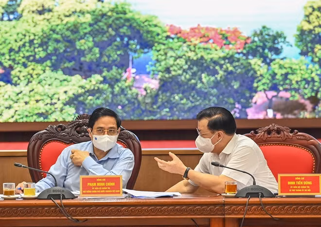 Bí thư Thành uỷ Hà Nội Đinh Tiến Dũng trao đổi cùng Thủ tướng Phạm Minh Chính. Ảnh: Viết Thành