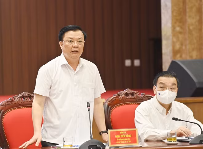 Bí thư Thành uỷ Hà Nội Đinh Tiến Dũng báo cáo Thủ tướng tại buổi làm việc.