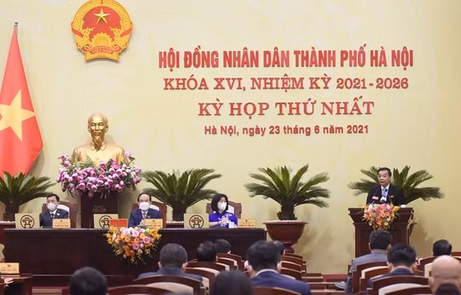 Chủ tịch UBND TP Hà Nội Chu Ngọc Anh phát biểu tại kỳ họp. Ảnh: Viết Thành.