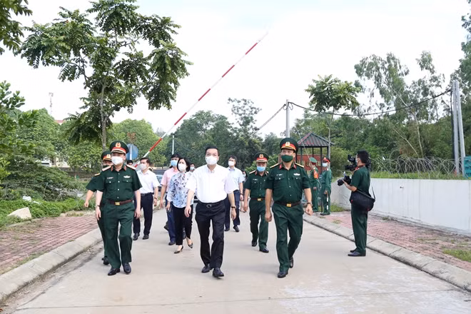 Chủ tịch UBND TP Hà Nội kiểm tra khu cách ly trường Quân sự Bộ Tư lệnh Thủ đô, nơi có nhiều ca F1 chuyển thành F0.