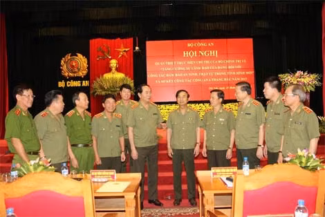 Đại tướng Trần Đại Quang, Ủy viên Bộ Chính trị, Bộ trưởng Bộ Công an với các đại biểu dự Hội nghị.