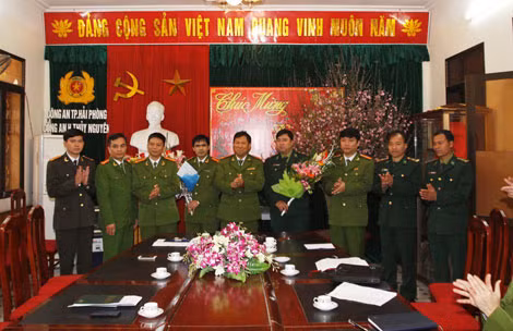 Đại tá Nguyễn Văn Coỏng khen thưởng Công an Thuỷ Nguyên và Hải đoàn 38.