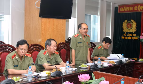 Trung tướng Bùi Bá Định phát biểu cảm tưởng.