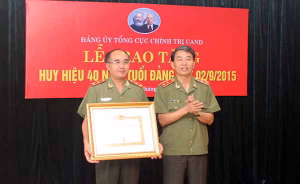 Trung tướng Trần Bá Thiều trao tặng Huy hiệu 40 năm tuổi Đảng cho Trung tướng Bùi Bá Định.