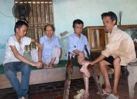 Cả gia đình chị Nga đang phải sống trong nỗi đau bệnh tật.