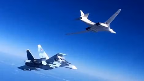 Chiến đấu cơ Su-30SM cùng máy bay ném bom Tu-160 trên bầu trời Syria.