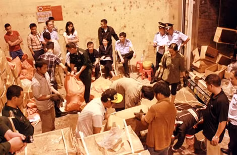 Cơ quan chức năng kiểm tra phát hiện tang vật ngà voi và vẩy tê tê.