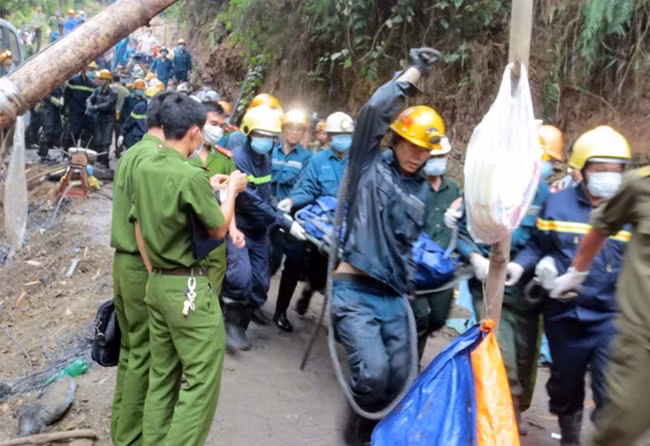 Đưa thi thể nạn nhân ra ngoài hầm sập.