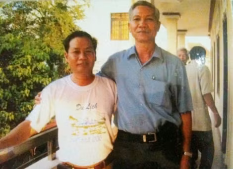 Ông Phổ (trái) trong dịp kỷ niệm 35 năm giải phóng miền Nam.