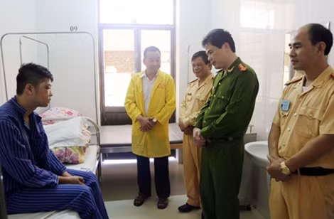 Thăm hỏi động viên đồng chí Hoàng Minh Tâm.