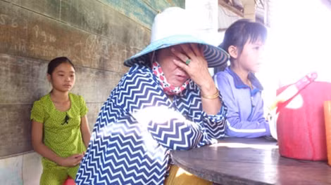 Bà Phướng đau đớn khi con dâu và hai cháu nội ra đi.