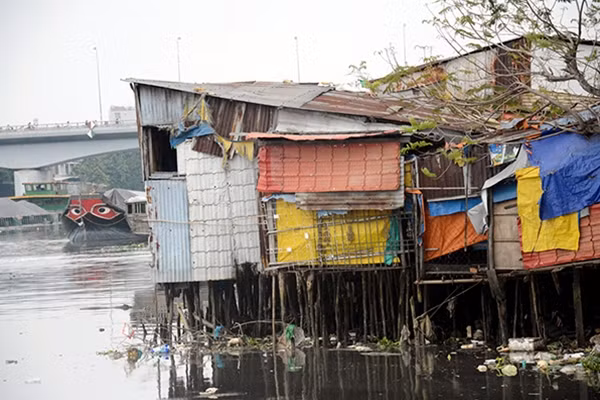 Nhà ổ chuột ven kênh ở TP Hồ Chí Minh.