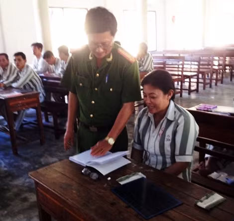 Trung tá Ngô Sĩ Toán trong giờ dạy văn hóa cho các phạm nhân.