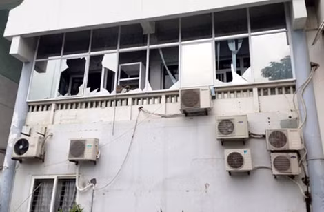 Do có quá nhiều khói nên lực lượng chức năng phải đập vỡ cửa kính cho khói thoát ra ngoài.