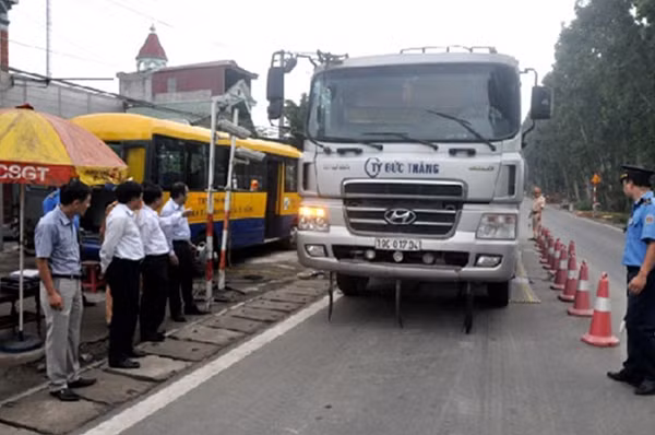 Kiểm tra xử lý xe quá khổ, quá tải tại Trạm kiểm tra tải trọng lưu động trên quốc lộ 2 thuộc địa bàn huyện Đoan Hùng.