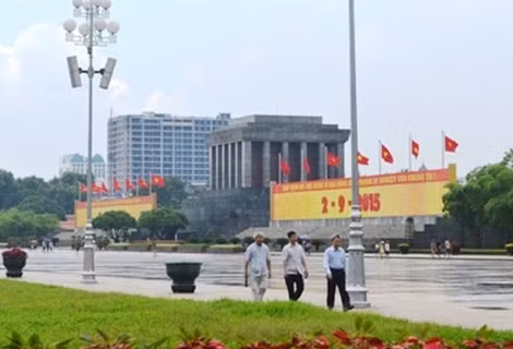 Tòa nhà số 8B – Lê Trực ngay sát Lăng Bác, xây vượt phép 16m.