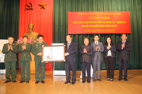 Lãnh đạo Bộ TT&TT trao tặng Bộ tư liệu khẳng định chủ quyền của Việt Nam đối với Hoàng Sa-Trường Sa cho Bộ Tư lệnh Bộ đội Biên phòng. Lãnh đạo Bộ TT&TT trao tặng Bộ tư liệu khẳng định chủ quyền của Việt Nam đối với Hoàng Sa-Trường Sa cho Bộ Tư lệnh Bộ đội Biên phòng.