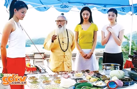 Đạo sĩ Chu Hạc Đình hướng dẫn ẩm thực theo Đạo giáo.