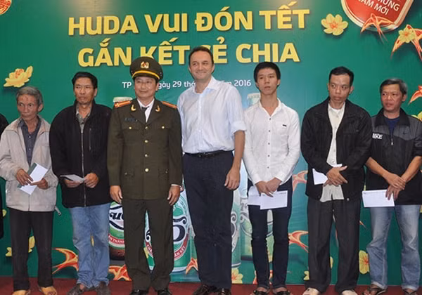 Đại diện Báo CAND và Công ty Carlsberg Việt Nam trao quà cho người nghèo, tàn tật.