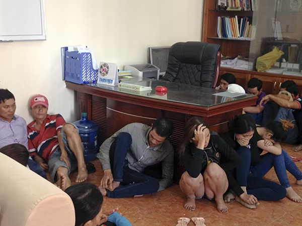 Một số đối tượng trong ổ bạc bị đưa về trụ sở C45 lấy lời khai.