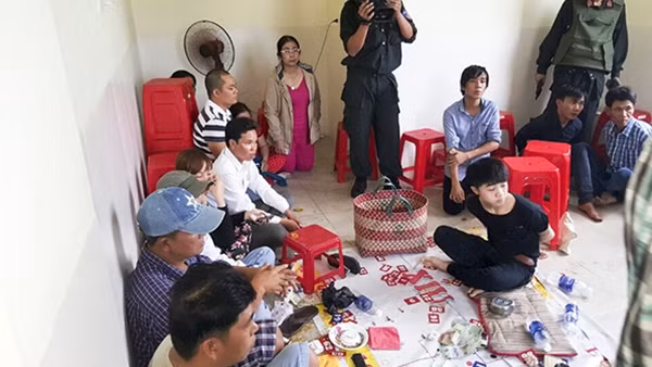 Hiện trường tại thời điểm các con bạc bị bắt quả tang.