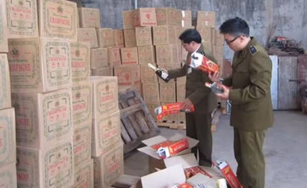 Cơ quan chức năng tịch thu hàng ngàn chai rượu giả ở Hà Nội.