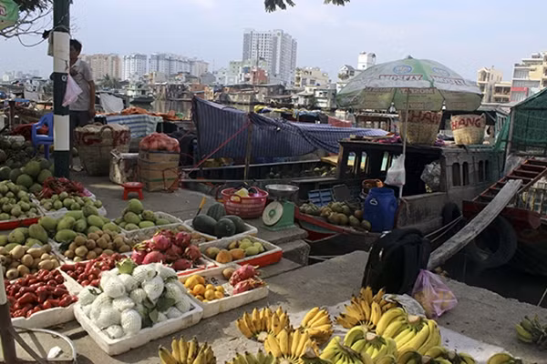 Phía sau lều quán là chỗ ăn ngủ trên những con thuyền chông chênh.