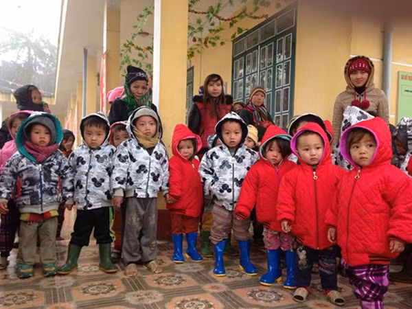 Trẻ con Bát Xát nhận áo ấm từ chương trình từ thiện của nhà báo Trần Đăng Tuấn.