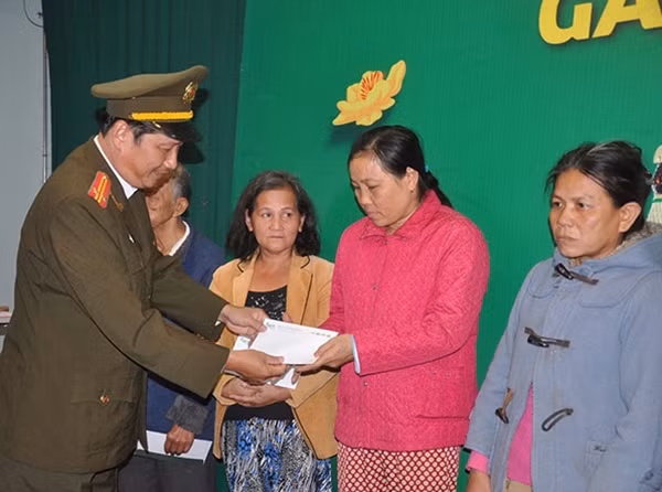 Những hộ dân có hoàn cảnh khó khăn ở phường Phước Vĩnh (TP Huế) đón nhận quà Tết do đại diện Báo CAND trao tặng.