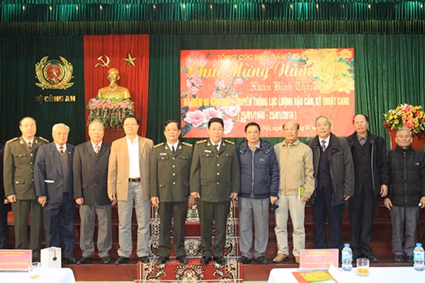 Thứ trưởng Bùi Văn Thành với các đại biểu dự buổi gặp mặt.