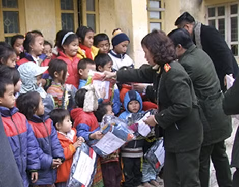 Học trò Trường Tiểu học Quang Chiểu và bản Nà Ón vui mừng nhận quần áo ấm.
