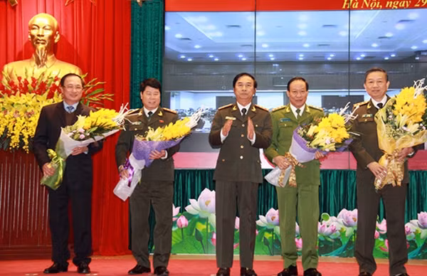 Thứ trưởng Thường trực Đặng Văn Hiếu tặng hoa chúc mừng các đồng chí lãnh đạo Bộ Công an vừa được bầu vào Bộ Chính trị, Ban chấp hành Trung ương đảng khoá XII.