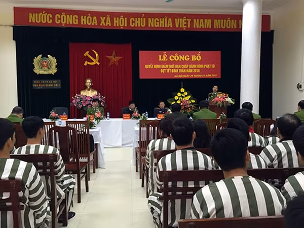 Công bố quyết định giảm thời hạn chấp hành án phạt tù đợt Tết Bính Thân năm 2016.