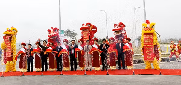 Quang cảnh Lễ khánh thành tuyến đường Nguyễn Tất Thành nối dài đến khu đô thị GODEN HILLS vào sáng ngày 29-1.