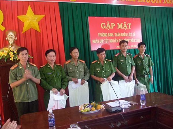 Lãnh đạo Phòng Tổ chức Cán bộ Công an Đắk Nông tặng quà cho các đồng chí thương binh, thân nhân gia đình liệt sỹ.