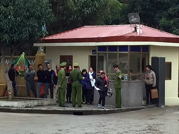Các phạm nhân được giảm hết án làm các thủ tục cuối cùng trước khi ra trại.