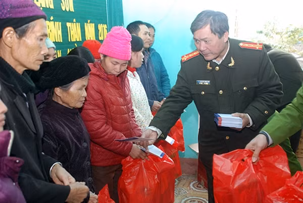 Đại tá Hà Văn Thể, Trưởng ban Kinh tế- văn hóa- xã hội Báo CAND; đại diện Ngân hàng BIDV; đại diện Công an tỉnh Lạng Sơn và Công an huyện Lộc Bình trao tặng quà Tết người nghèo xã Xuân Dương.