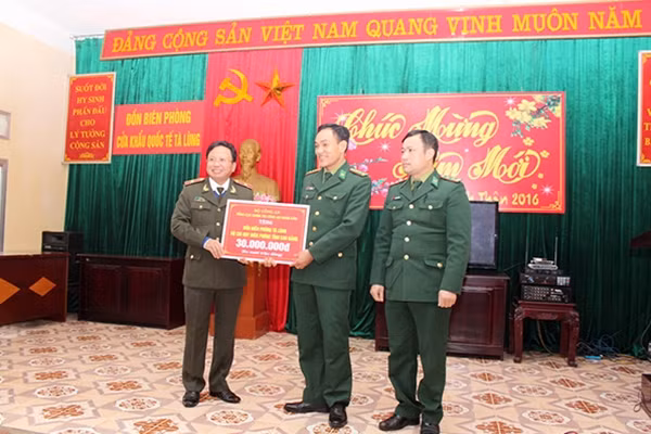 Thiếu tướng Mai Văn Hà, Phó Tổng cục trưởng Tổng cục Chính trị CAND trao tặng số tiền 30 triệu đồng cho Đồn Biên phòng Cửa khẩu Quốc tế Tà Lùng.