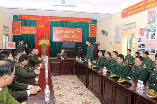 Chỉ huy Đồn Biên phòng Cửa khẩu Quốc tế Tà Lùng báo cáo tình hình đảm bảo an ninh biên giới.