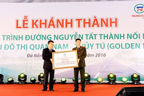 Thiếu tướng Phạm Văn Miên, Tổng biên tập Báo CAND tiếp nhận 50 ngôi nhà tình nghĩa trị giá 2.5 tỷ đồng cho cán bộ, chiến sĩ thuộc lực lượng CAND từ ông Nguyễn Tâm Thịnh, Chủ tịch HĐQT Trungnam Group trao tặng.