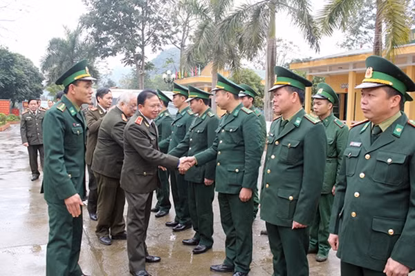 Thiếu tướng Mai Văn Hà, Phó Tổng cục trưởng Tổng cục Chính trị CAND cùng đoàn công tác thăm Đồn Biên phòng Cửa khẩu Quốc tế Tà Lùng.