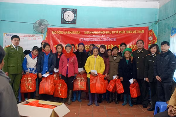 Đại tá Hà Văn Thể, Trưởng ban Kinh tế- văn hóa- xã hội Báo CAND; đại diện Ngân hàng BIDV; đại diện Công an tỉnh Lạng Sơn và Công an huyện Lộc Bình trao tặng quà Tết người nghèo xã Xuân Dương.