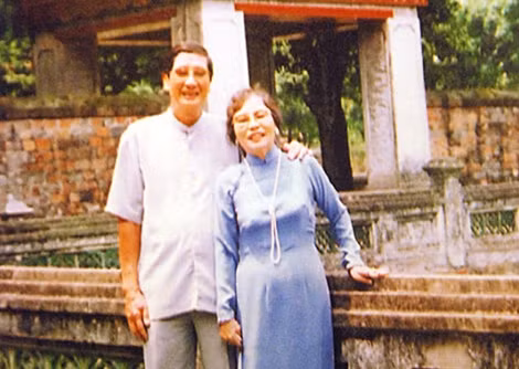 Nhạc sĩ Phạm Tuyên và vợ.